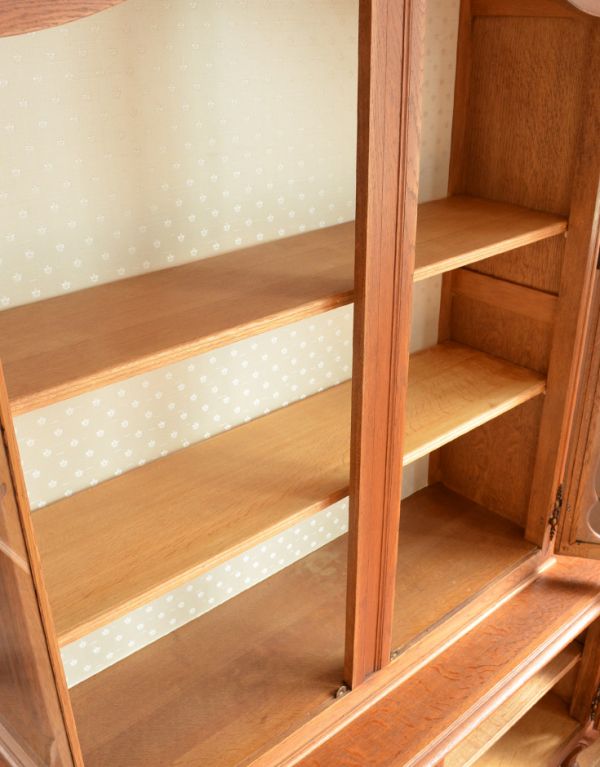 アンティークのキャビネット アンティーク家具 フランスのゴージャスなアンティーク家具、食器棚になるガラスキャビネット。食器や写真立て、本やDVDなどなど、たくさん飾ればディスプレイの幅が広がります!ガラスが大きいので、中に飾ったものがいい感じに見えてオシャレになります。(j-1437-f)