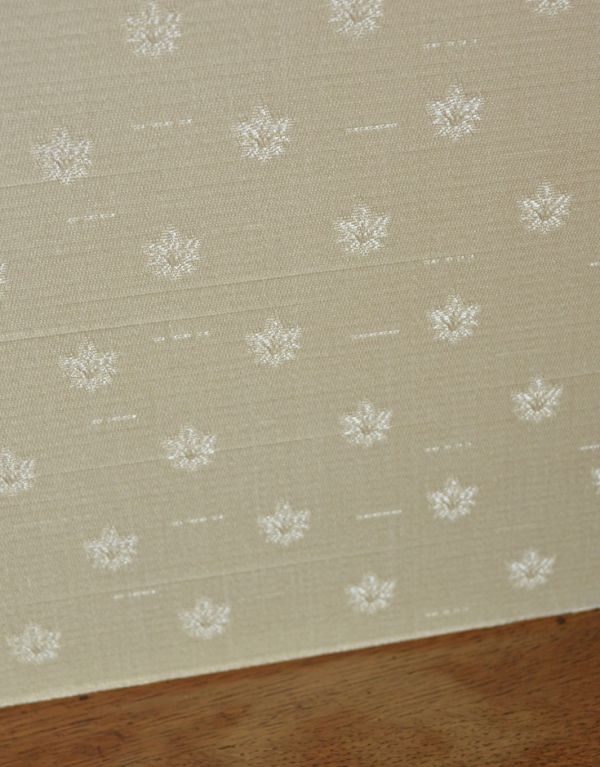 アンティークのキャビネット アンティーク家具 フランスのゴージャスなアンティーク家具、食器棚になるガラスキャビネット。柄物の食器やお気に入りのアイテムが引き立つようなシンプルな生地に新しく張り替えました。(j-1437-f)