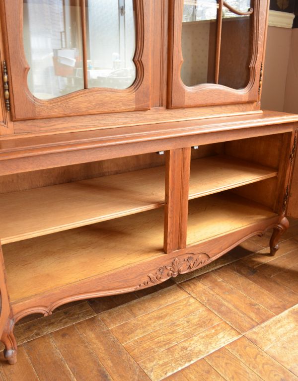 アンティークのキャビネット アンティーク家具 フランスのゴージャスなアンティーク家具、食器棚になるガラスキャビネット。下の収納には、広い収納。(j-1437-f)