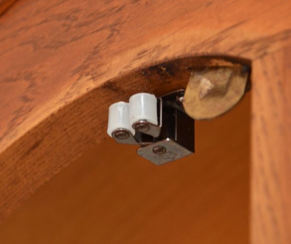 アンティークのキャビネット アンティーク家具 フランスのゴージャスなアンティーク家具、食器棚になるガラスキャビネット。上下ともローラーキャッチャーが付いているので開閉はスムーズです。(j-1437-f)