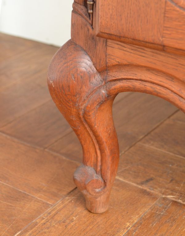 アンティークのキャビネット アンティーク家具 フランスのゴージャスなアンティーク家具、食器棚になるガラスキャビネット。キュートな猫脚がキャビネットをしっかり支えてくれます。(j-1437-f)