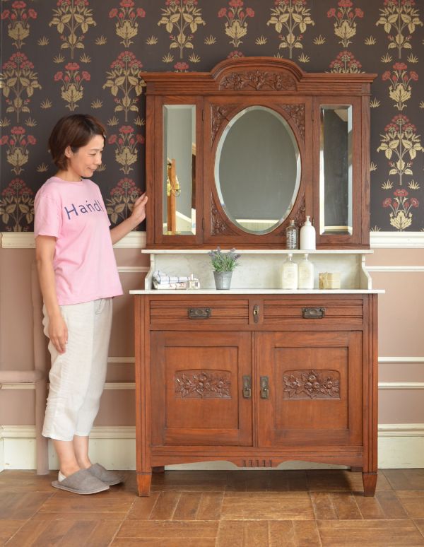 アンティークのキャビネット　アンティーク家具　英国のアンティーク家具、三面鏡があるウォッシュスタンド（キャビネット）。ジャーや電話機などの家電を置いても自然になじみます。(j-1476-f)