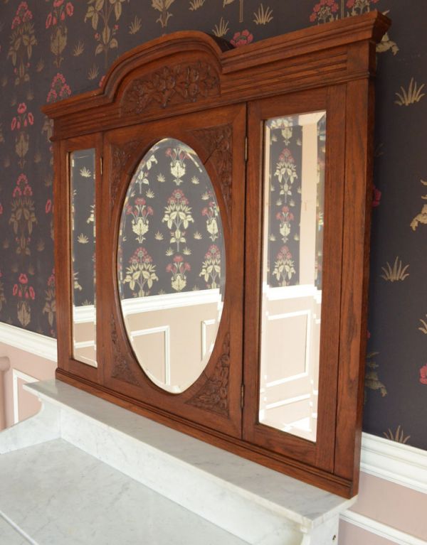 アンティークのキャビネット　アンティーク家具　英国のアンティーク家具、三面鏡があるウォッシュスタンド（キャビネット）。隅々まで凝った装飾が施され、ウキウキしてしまいます。(j-1476-f)