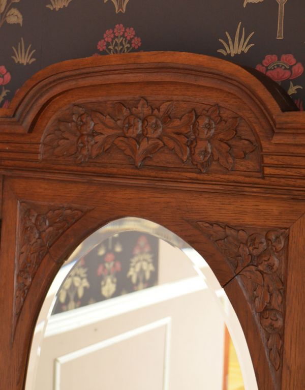 アンティークのキャビネット　アンティーク家具　英国のアンティーク家具、三面鏡があるウォッシュスタンド（キャビネット）。トップには植物がモチーフになった美しい彫です。(j-1476-f)