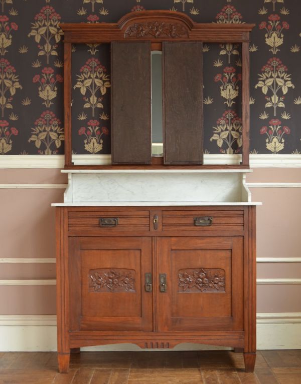 アンティークのキャビネット　アンティーク家具　英国のアンティーク家具、三面鏡があるウォッシュスタンド（キャビネット）。三面鏡は閉じることができるんです。(j-1476-f)