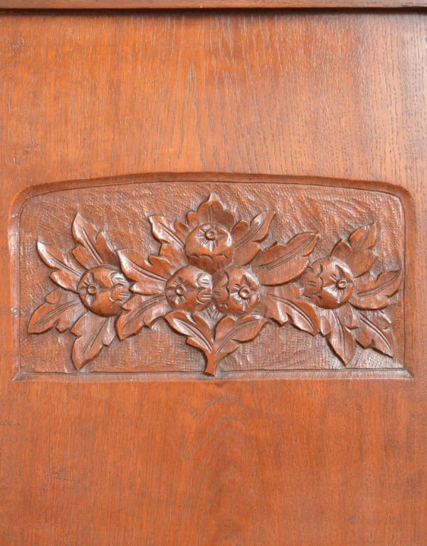 アンティークのキャビネット　アンティーク家具　英国のアンティーク家具、三面鏡があるウォッシュスタンド（キャビネット）。隅々まで凝った装飾が施されています。(j-1476-f)