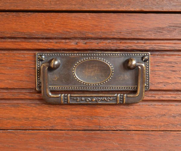 アンティークのキャビネット　アンティーク家具　英国のアンティーク家具、三面鏡があるウォッシュスタンド（キャビネット）。まるでジュエリーのようなデザイン！実は、引き出しの取っ手なんです。(j-1476-f)