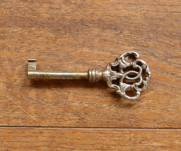 アンティークのキャビネット　アンティーク家具　英国のアンティーク家具、三面鏡があるウォッシュスタンド（キャビネット）。アンティークの鍵をいっしょにお届けします。(j-1476-f)