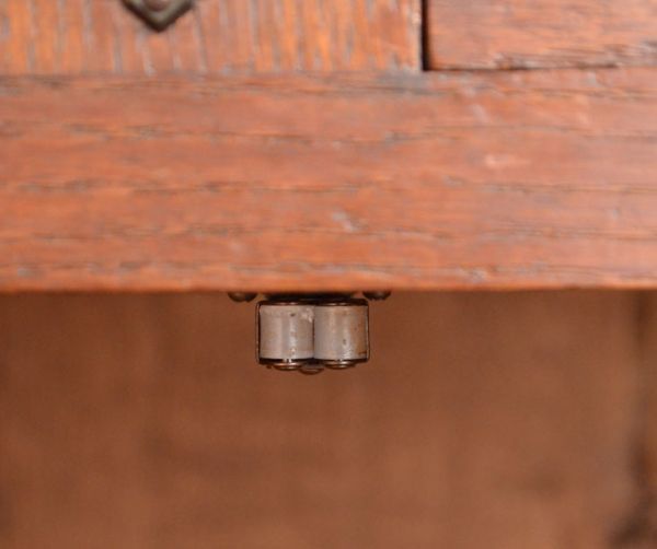 アンティークのキャビネット　アンティーク家具　英国のアンティーク家具、三面鏡があるウォッシュスタンド（キャビネット）。扉にはローラーキャッチャーが付いているので開け閉めはスムーズです。(j-1476-f)