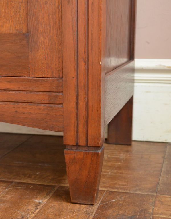 アンティークのキャビネット　アンティーク家具　英国のアンティーク家具、三面鏡があるウォッシュスタンド（キャビネット）。安定感のある脚がしっかり支えます。(j-1476-f)