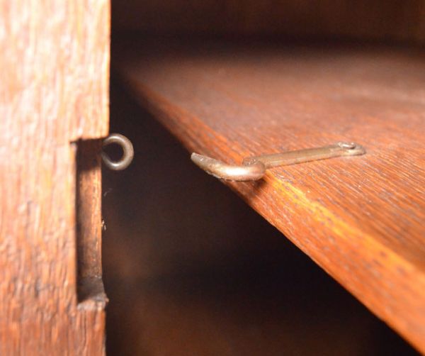 アンティークのキャビネット　アンティーク家具　英国のアンティーク家具、三面鏡があるウォッシュスタンド（キャビネット）。棚の棚板の中央に鍵フックがあります。(j-1476-f)