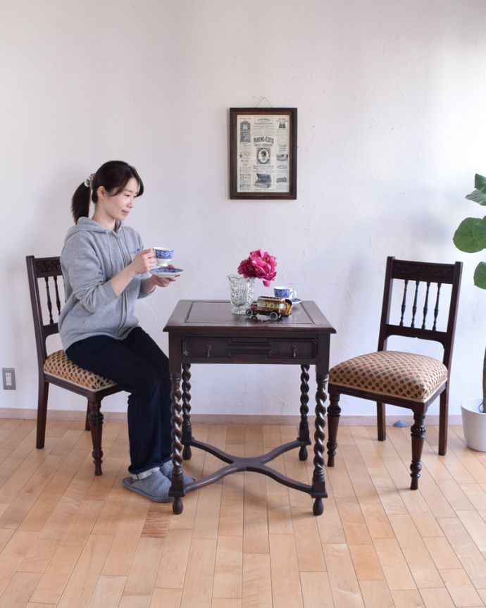 アンティークのテーブル　アンティーク家具　英国のアンティークテーブル、コンパクトなサイズのオーク材のテーブル。コンパクトサイズで使いやすいテーブル1～2人掛けのダイニングテーブルにちょうどいい、めずらしいサイズのゲームテーブル。(j-1480-f-1)