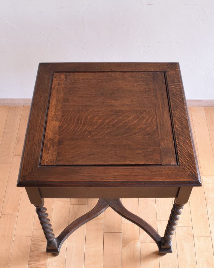 アンティークのテーブル　アンティーク家具　英国のアンティークテーブル、コンパクトなサイズのオーク材のテーブル。天板もピッカピカです。(j-1480-f-1)