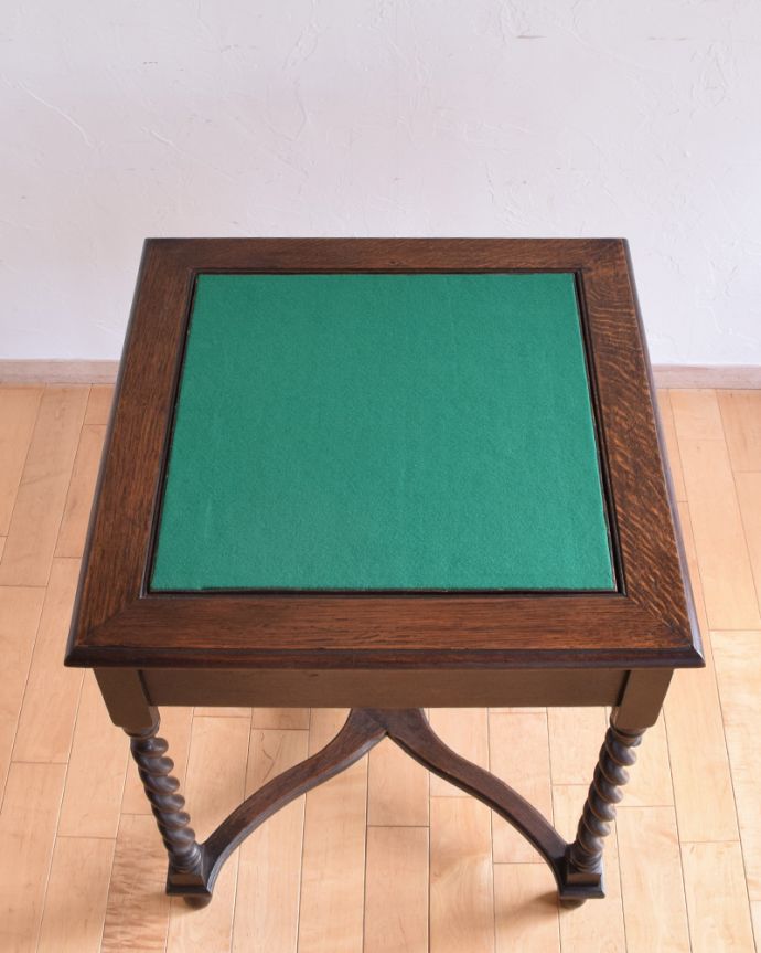 アンティークのテーブル　アンティーク家具　英国のアンティークテーブル、コンパクトなサイズのオーク材のテーブル。ひっくり返すと･･･天板をひっくり返すと、なんとゲーム天板になります。(j-1480-f-1)