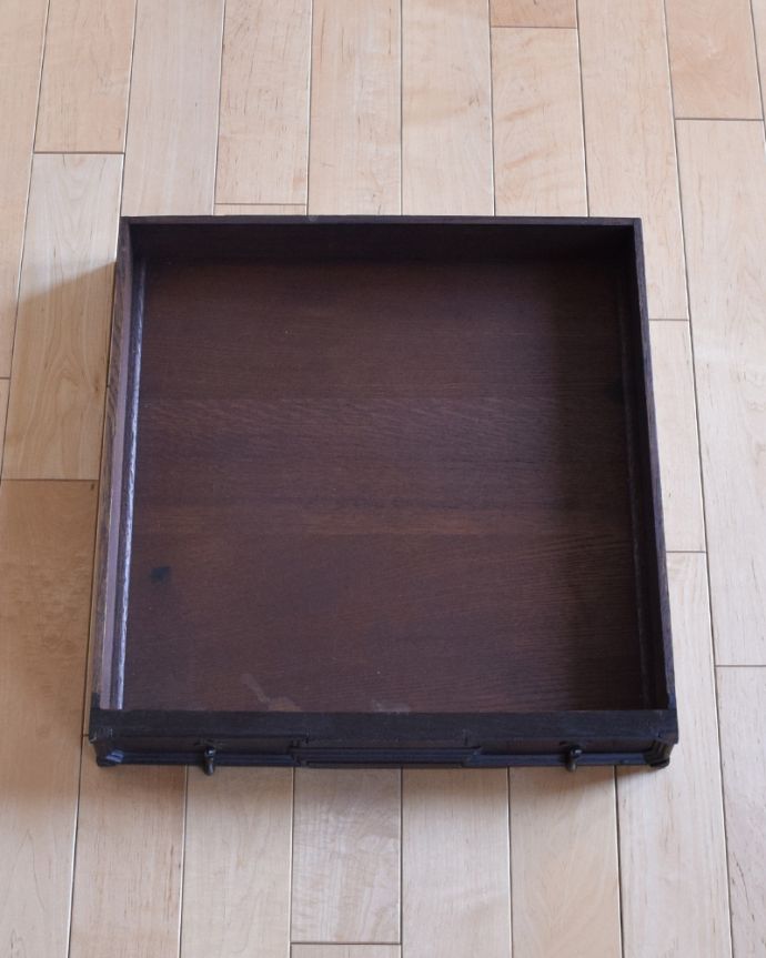 アンティークのテーブル　アンティーク家具　英国のアンティークテーブル、コンパクトなサイズのオーク材のテーブル。引き出しの中もキレイです大きな引き出しはとっても便利に使えます。(j-1480-f-1)