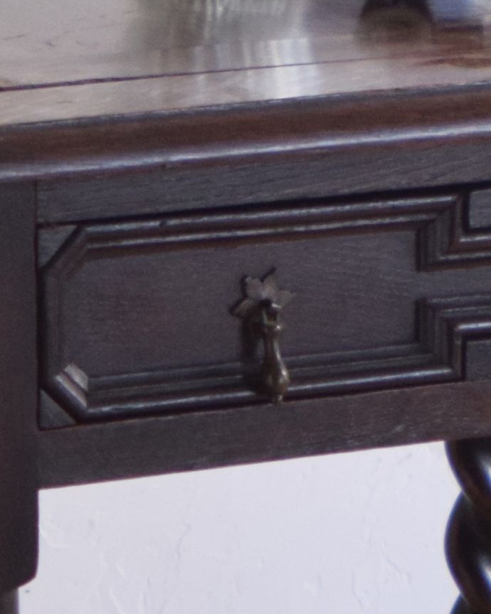 アンティークのテーブル　アンティーク家具　英国のアンティークテーブル、コンパクトなサイズのオーク材のテーブル。開ける度にワクワクしちゃう取っ手取っ手もアンティークらしいデザインで素敵なんです。(j-1480-f-1)