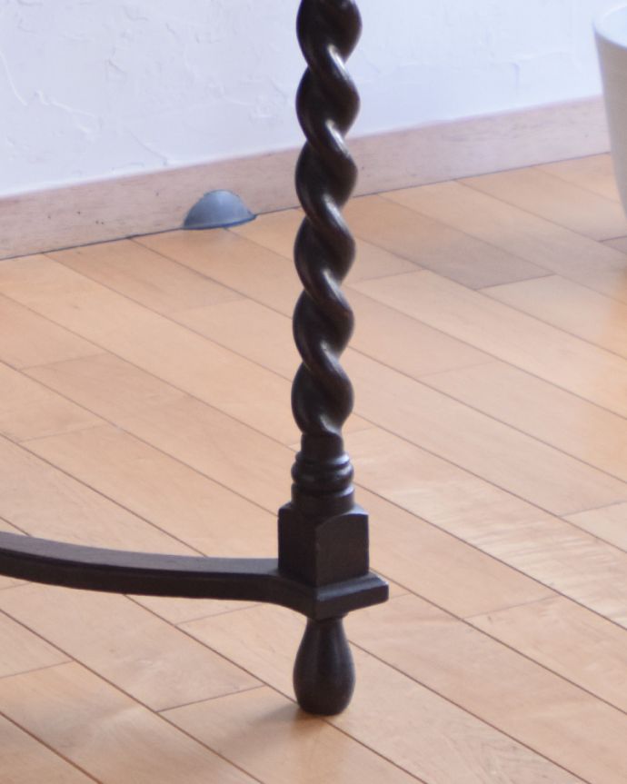 アンティークのテーブル　アンティーク家具　英国のアンティークテーブル、コンパクトなサイズのオーク材のテーブル。持ち上げなくても移動できます！Handleのアンティークは、脚の裏にフェルトキーパーをお付けしていますので、床を滑らせてれば女性1人でも移動が簡単です。(j-1480-f-1)