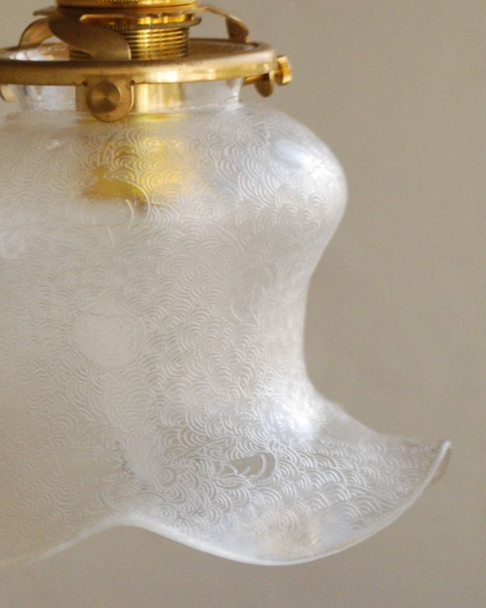 ペンダントライト　照明・ライティング　フランス輸入のアンティーク　ランプシェード（コード・シャンデリア球・ギャラリーA付き）。。(j-150-z)