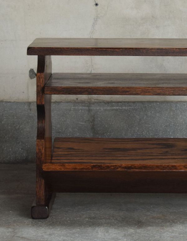 マガジンラック アンティーク家具 大人っぽい木目のイギリスアンティーク家具、コンパクトなマガジンラック。ベッドやソファの横など、どこにでもちょこんと置けるコンパクトサイズで便利です。(j-1506-f)