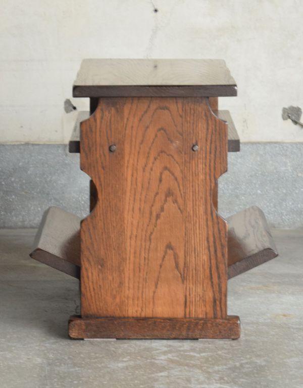 マガジンラック アンティーク家具 大人っぽい木目のイギリスアンティーク家具、コンパクトなマガジンラック。スマートなので、どこに置いても邪魔になることはありません。(j-1506-f)