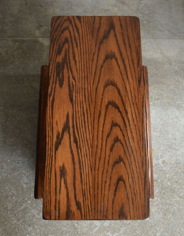 マガジンラック アンティーク家具 大人っぽい木目のイギリスアンティーク家具、コンパクトなマガジンラック。長方形の天板で、使い勝手がいいですよ。(j-1506-f)