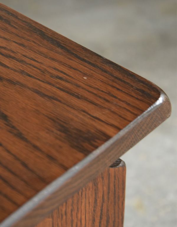 マガジンラック アンティーク家具 大人っぽい木目のイギリスアンティーク家具、コンパクトなマガジンラック。角もキレイな状態です。(j-1506-f)