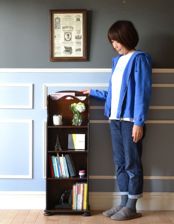 オープンシェルフ・オープンラック アンティーク家具 英国からのかっこいいアンティーク家具、棚が付いたマガジンラック。このマガジンラックなら、新聞さえ特別な気分で収納できますね。(j-1517-f)