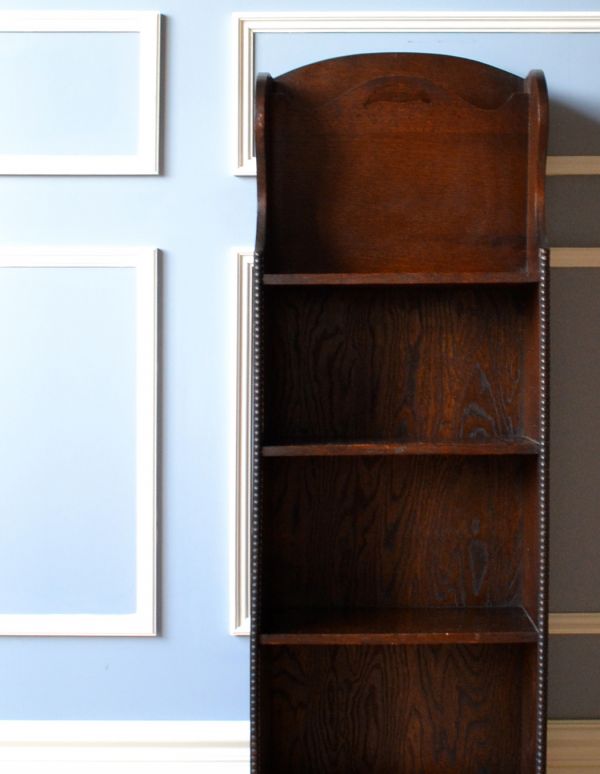 オープンシェルフ・オープンラック アンティーク家具 英国からのかっこいいアンティーク家具、棚が付いたマガジンラック。上に棚が無いので、新聞や雑誌がとっても取りやすいんです。(j-1517-f)