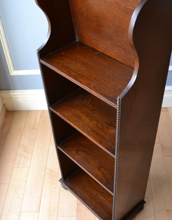 オープンシェルフ・オープンラック アンティーク家具 英国からのかっこいいアンティーク家具、棚が付いたマガジンラック。オープン棚になっているので、本を入れたり、ディスプレイをして楽しめます。(j-1517-f)