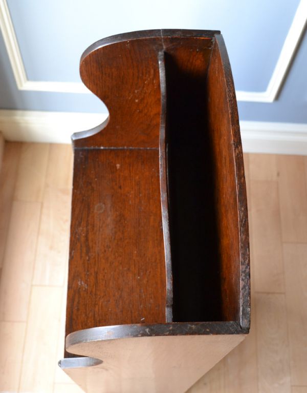 オープンシェルフ・オープンラック アンティーク家具 英国からのかっこいいアンティーク家具、棚が付いたマガジンラック。中までしっかりとお手入れしています。(j-1517-f)