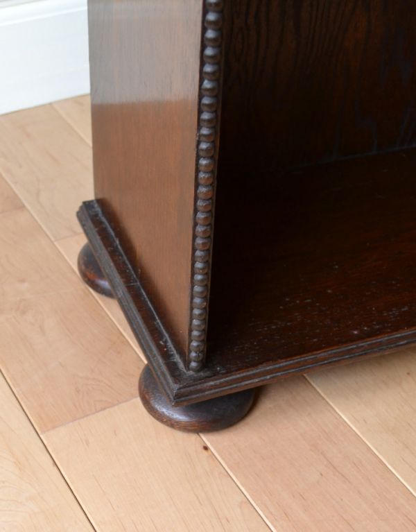 オープンシェルフ・オープンラック アンティーク家具 英国からのかっこいいアンティーク家具、棚が付いたマガジンラック。しっかりメンテナンスしてありますので、安定感があります。(j-1517-f)