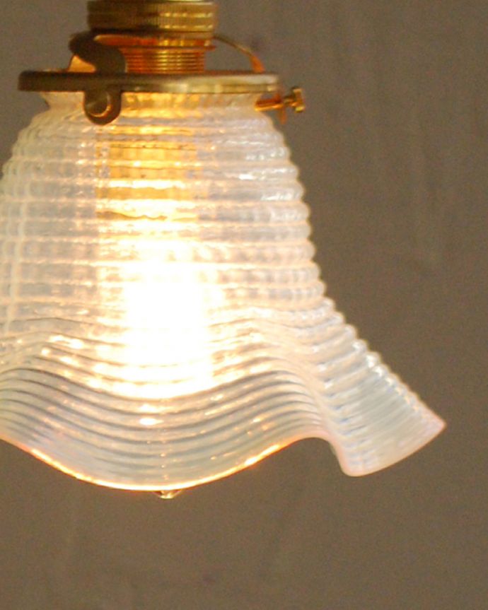 ペンダントライト　照明・ライティング　アンティークオパールセントランプ（コード・シャンデリア電球・ギャラリーA付き）。。(j-152-z)