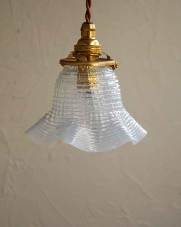 ペンダントライト　照明・ライティング　アンティークオパールセントランプ（コード・シャンデリア電球・ギャラリーA付き）。。(j-152-z)