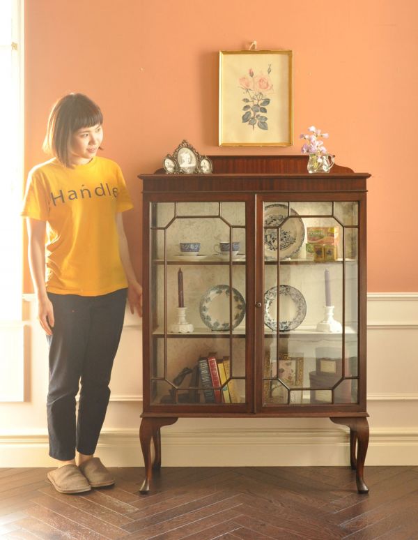 アンティークのキャビネット　アンティーク家具　シノワズリデザインの英国アンティーク家具、ガラスキャビネット（ショーケース）。ショーケースのように、お気に入りの雑貨や食器を並べてみましょう。(j-1520-f)