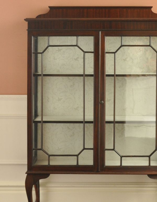 アンティークのキャビネット　アンティーク家具　シノワズリデザインの英国アンティーク家具、ガラスキャビネット（ショーケース）。幅が広くて、存在感と迫力があります。(j-1520-f)