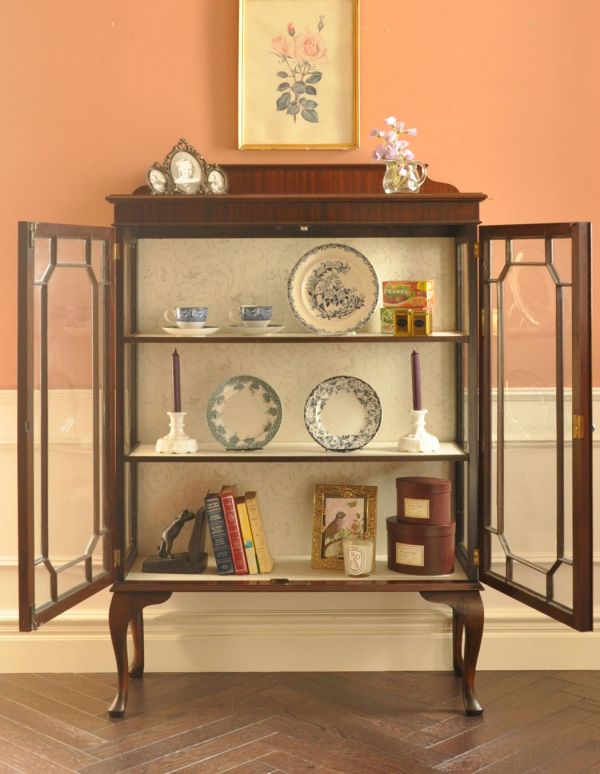 アンティークのキャビネット　アンティーク家具　シノワズリデザインの英国アンティーク家具、ガラスキャビネット（ショーケース）。３段あります。(j-1520-f)