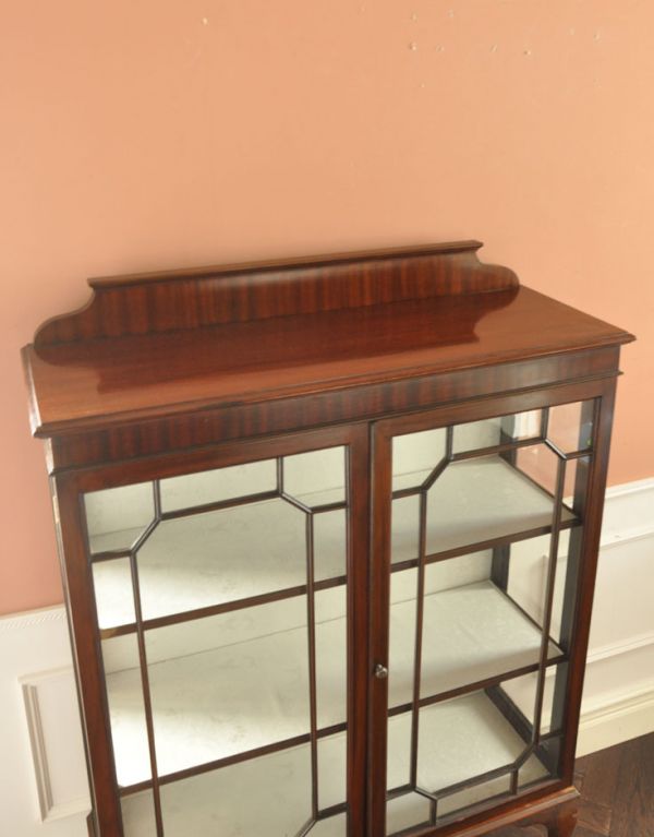 アンティークのキャビネット　アンティーク家具　シノワズリデザインの英国アンティーク家具、ガラスキャビネット（ショーケース）。天板もピカピカにお直ししました。(j-1520-f)