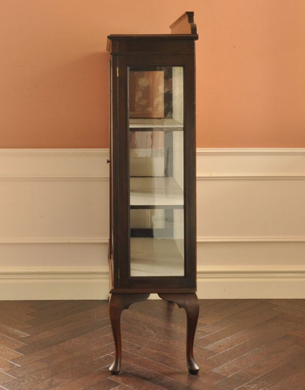 アンティークのキャビネット　アンティーク家具　シノワズリデザインの英国アンティーク家具、ガラスキャビネット（ショーケース）。サイドもガラスなので、どこから見ても美しいです！しっかり作られているので、安心してお使いいただけます。(j-1520-f)