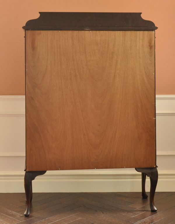 アンティークのキャビネット　アンティーク家具　シノワズリデザインの英国アンティーク家具、ガラスキャビネット（ショーケース）。キチンとメンテナンスをしているので、裏もキレイな状態です。(j-1520-f)