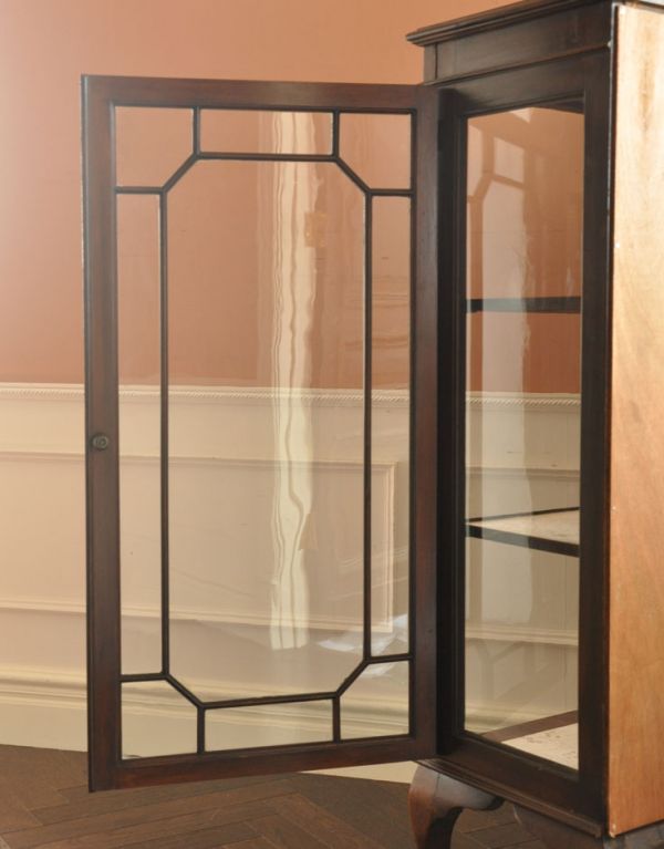 アンティークのキャビネット　アンティーク家具　シノワズリデザインの英国アンティーク家具、ガラスキャビネット（ショーケース）。ガラスもアンティークならでは。(j-1520-f)