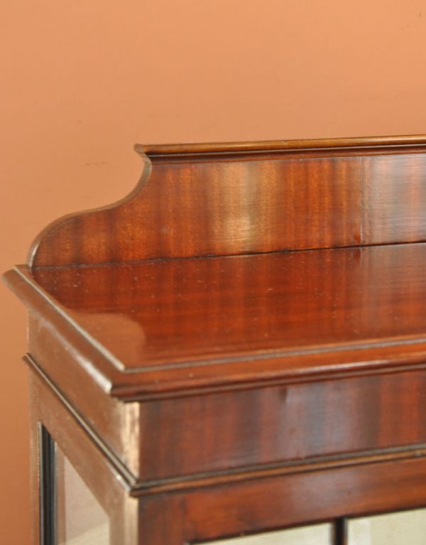 アンティークのキャビネット　アンティーク家具　シノワズリデザインの英国アンティーク家具、ガラスキャビネット（ショーケース）。トップのカッティングがさりげない飾りになっています。(j-1520-f)