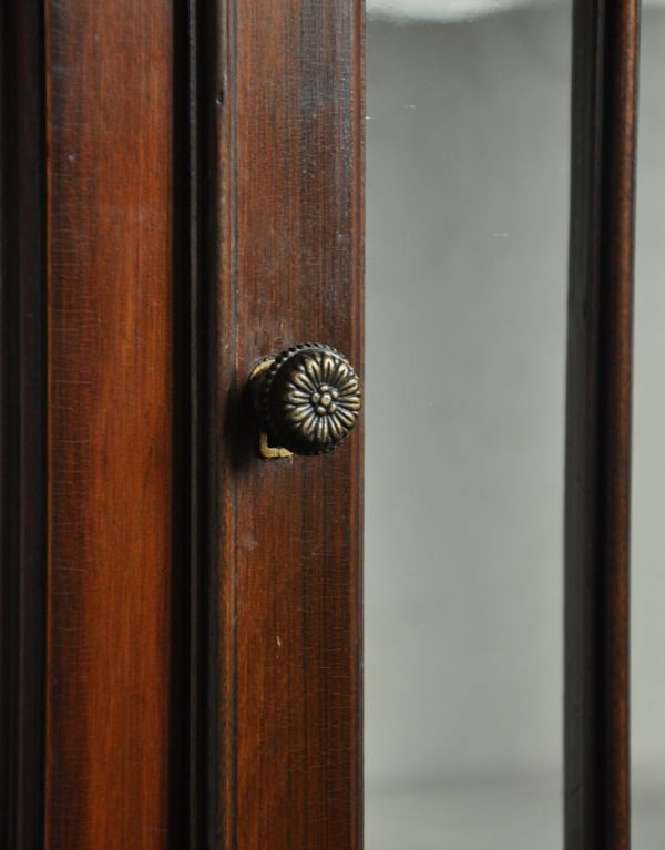 アンティークのキャビネット　アンティーク家具　シノワズリデザインの英国アンティーク家具、ガラスキャビネット（ショーケース）。お花の可愛い取っ手です。(j-1520-f)