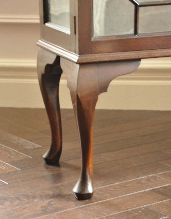 アンティークのキャビネット　アンティーク家具　シノワズリデザインの英国アンティーク家具、ガラスキャビネット（ショーケース）。きちんと支えます。(j-1520-f)