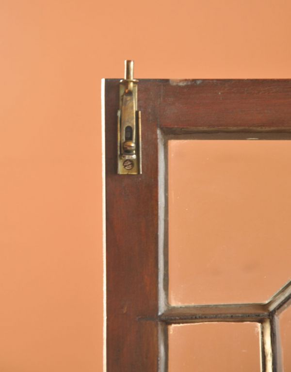 アンティークのキャビネット　アンティーク家具　シノワズリデザインの英国アンティーク家具、ガラスキャビネット（ショーケース）。扉内には、ドアストッパーが付いています。(j-1520-f)