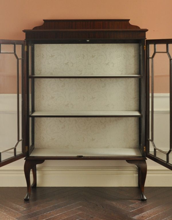 アンティークのキャビネット　アンティーク家具　シノワズリデザインの英国アンティーク家具、ガラスキャビネット（ショーケース）。中も美しい状態です。(j-1520-f)