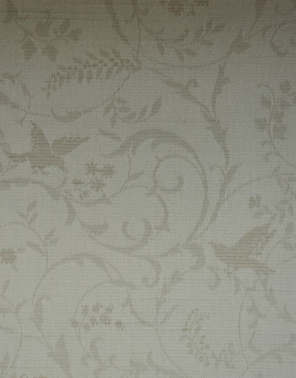 アンティークのキャビネット　アンティーク家具　シノワズリデザインの英国アンティーク家具、ガラスキャビネット（ショーケース）。柄物の食器やお気に入りのアイテムが引き立つようなシンプルな生地に新しく張り替えました。(j-1520-f)