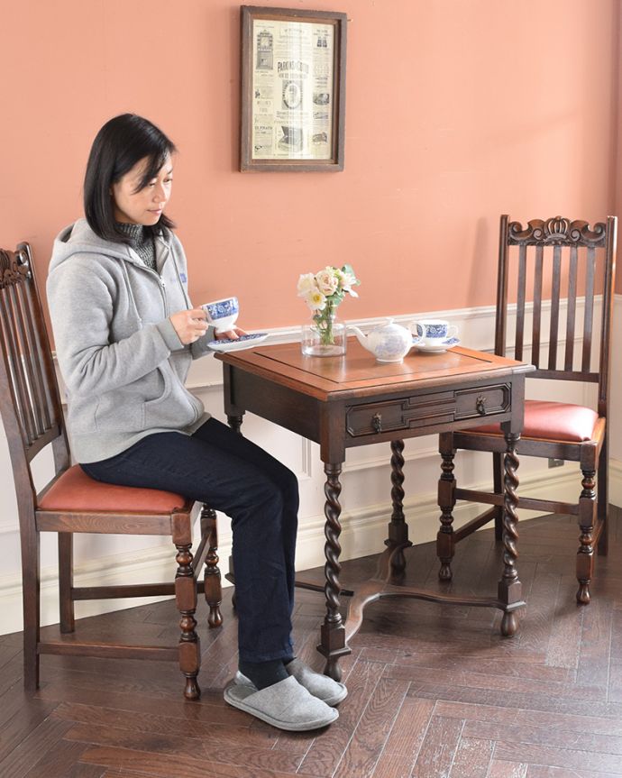 アンティークのテーブル アンティーク家具 重厚感あるスリムなゲームテーブル、カッコイイ英国のアンティーク家具。壁からお部屋を彩ってくれるアンティーク家具天板も引き出しもどっちも主役のゲームテーブル。(j-1545-f-1)