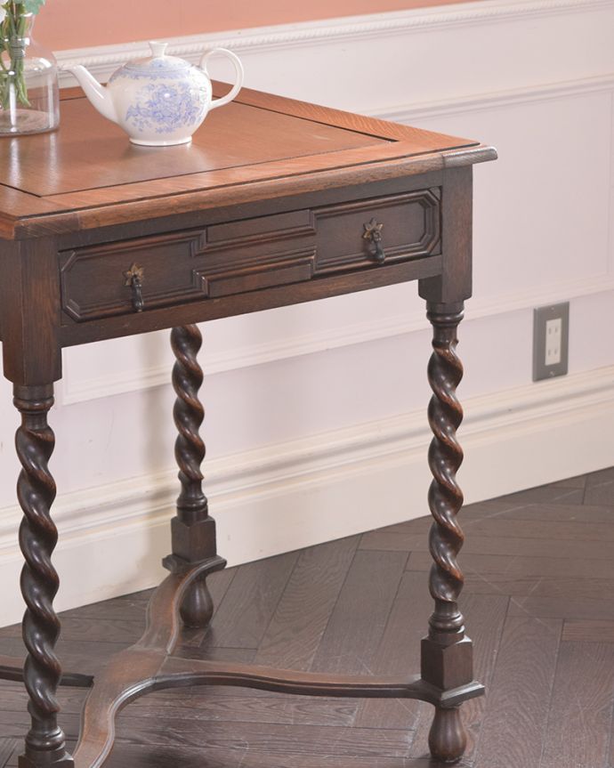 アンティークのテーブル アンティーク家具 重厚感あるスリムなゲームテーブル、カッコイイ英国のアンティーク家具。アンティークらしい華やかなデザイン優雅なデザインのアンティーク家具は、壁の前に置くだけで、お部屋の中がグンッと格上げされます。(j-1545-f-1)