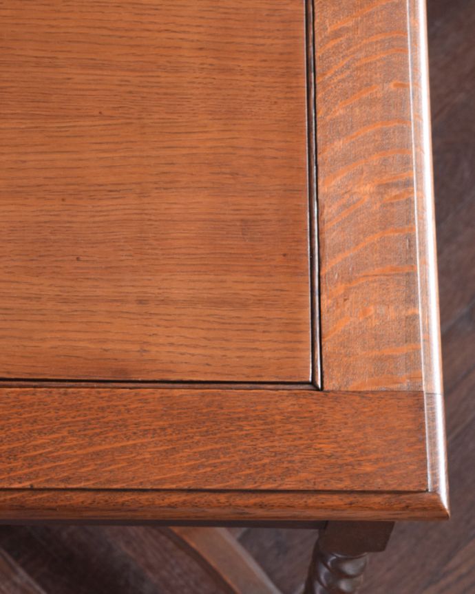 アンティークのテーブル アンティーク家具 重厚感あるスリムなゲームテーブル、カッコイイ英国のアンティーク家具。修復には自信がありますHandleでは専門の職人が修復する際、古い塗装を剥離してキレイにお直ししています。(j-1545-f-1)