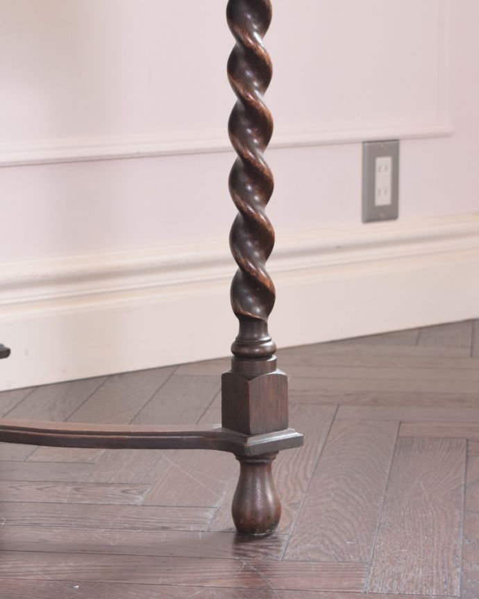 アンティークのテーブル アンティーク家具 重厚感あるスリムなゲームテーブル、カッコイイ英国のアンティーク家具。持ち上げなくても大丈夫!Handleのアンティークは、脚の裏にフェルトキーパーをお付けしています。(j-1545-f-1)